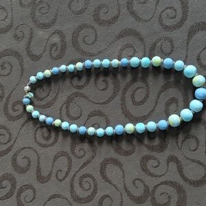 Women's graduated necklace